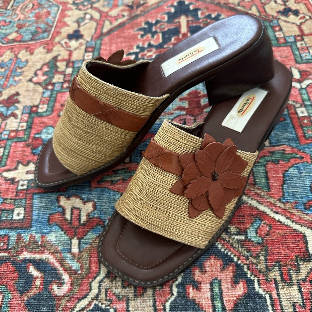 Vintage 90s Talbots Brown Leather Floral Sandals size 7.5 square toe